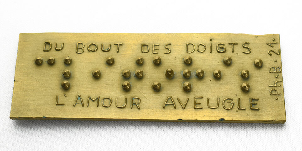 À  TÂTONS